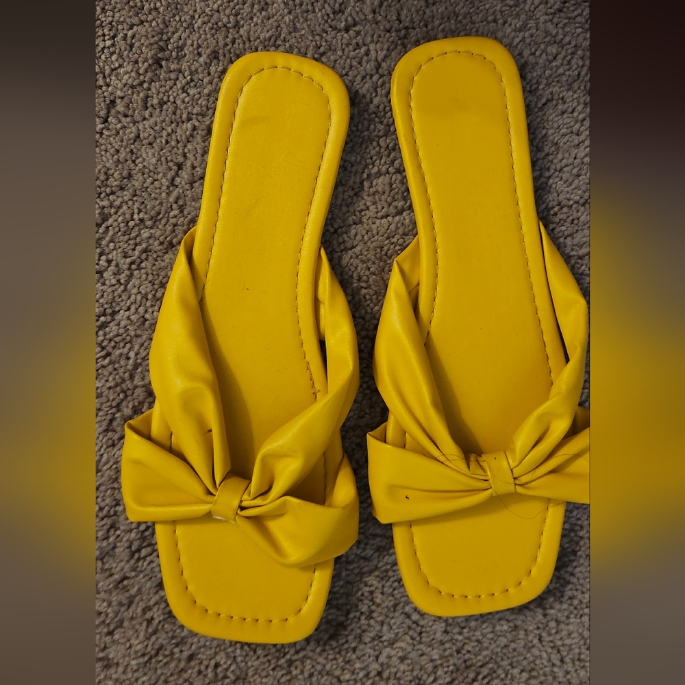 Flat sandals size 8
